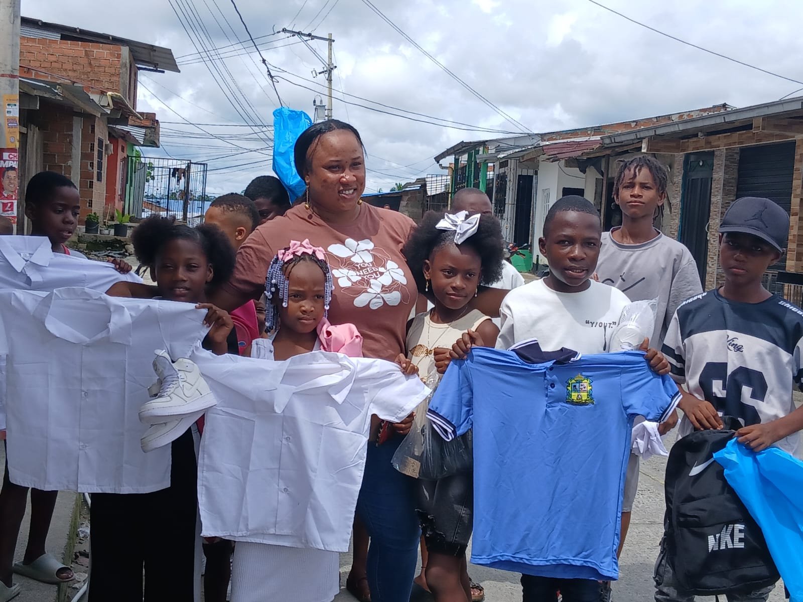 Yuli Murillo y su equipo llevan esperanza y herramientas escolares a 50 niños del Barrio Buenos Aires