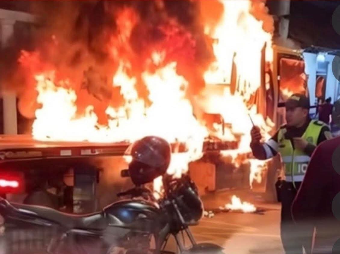 "De operativo de tránsito a caos: Vecinos de Chocontá incendian grúa ante hartazgo por medidas que consideran injustas"